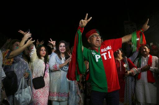 पाकिस्तान: 118 सीटों के साथ PM बनने के करीब पहुंचे इमरान, विपक्ष की फिर से चुनाव कराने की मांग Imran Khan on the verge of becoming the prime minister in Pakistan पाकिस्तान: 118 सीटों के साथ PM बनने के करीब पहुंचे इमरान, विपक्ष की फिर से चुनाव कराने की मांग