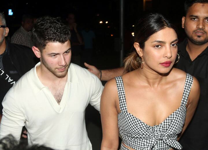 बता दें इनकी शादी की खबरें तभी आनी शुरु हो गईं जब प्रियंका चोपड़ा कुछ दिनों पहले निक जोनास को साथ में लेकर भारत आईं थीं. मुंबई में प्रियंका ने निक जोनास को अपनी मां से मिलवाया. इसके बाद परिवार और इंडस्ट्री के कुछ खास दोस्तों से भी प्रियंका ने निक जोनास को इंट्रोड्यूस कराया. 