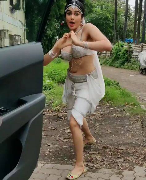 लोगों ने अदा की इस वीडियो को देखकर कमेंट किया है कि ऐसा लग रहा है जैसे उर्वशी खुद स्वर्ग से उतरकर आ गई हो. फोटोः इंस्टाग्राम