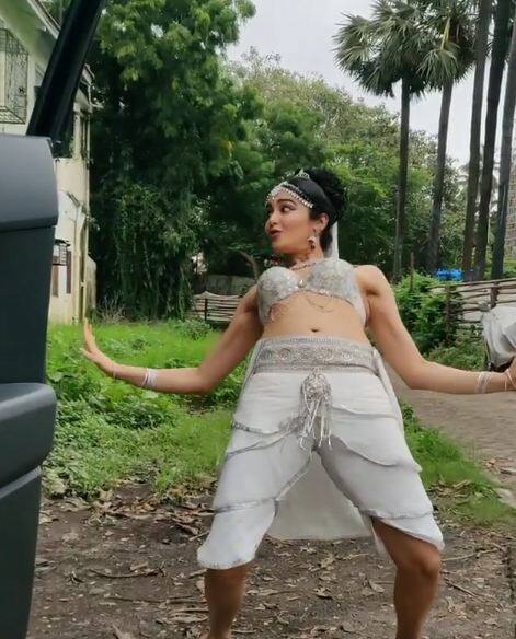 इससे पहले अदा ने Mi Gente सॉन्ग पर डांस करके इंटरनेट पर खलबली मचा दी थी. फोटोः इंस्टाग्राम 