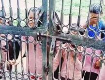 छुट्टी के बाद स्कूल में कैद रह गए एक दर्जन बच्चे, ग्रामीणों ने ताला तोड़ कर निकाला बाहर