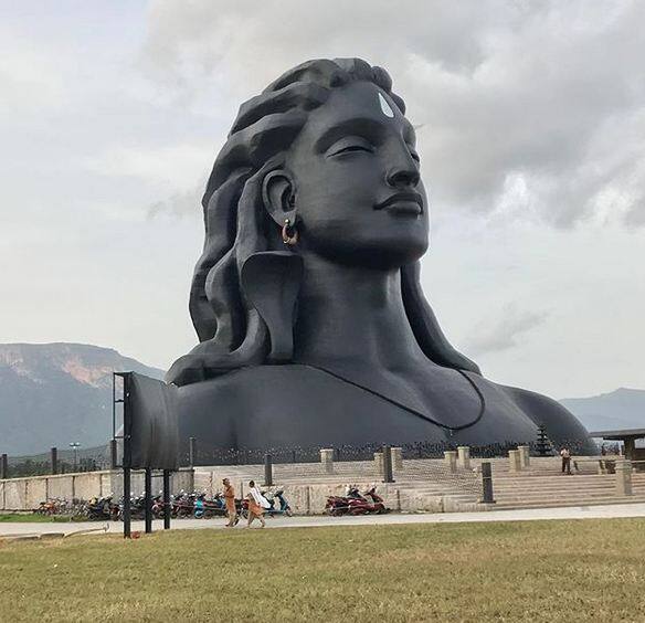 वेल्लिंगिरी कोयंबटूर, तमिलनाडु में ये योगा सेंटर स्थित है. जहां दूर-दूर से लोग आते हैं. ये जगह कोयंबटूर रेलवे जंक्शन से 30 किलोमीटर और एयरपोर्ट से 35 किलोमीटर दूर है. फोटोः इंस्टाग्राम