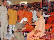 वर्दी में सीएम योगी के सामने नतमस्तक हुआ ये पुलिस अधिकारी, सोशल मीडिया पर तस्वीरें वायरल