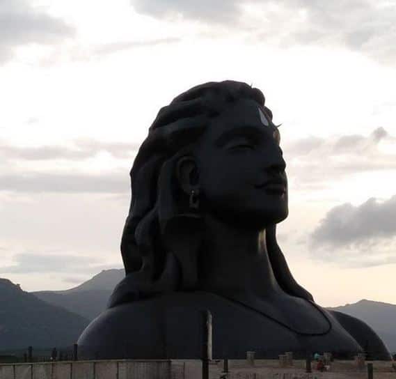यहां पास में ही एक ऐसी जगह है जहां आप जप कर सकते हैं और चांट कर सकते हैं. इसके अलावा मेडिटेशन करने के लिए भी निजी जगहों का प्रबंध हैं. फोटोः इंस्टाग्राम