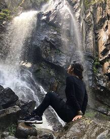 दुनिया के सबसे खूबसूरत वॉटरफॉल के पास एन्जॉंय करती नजर आई ये टीवी एक्ट्रेस