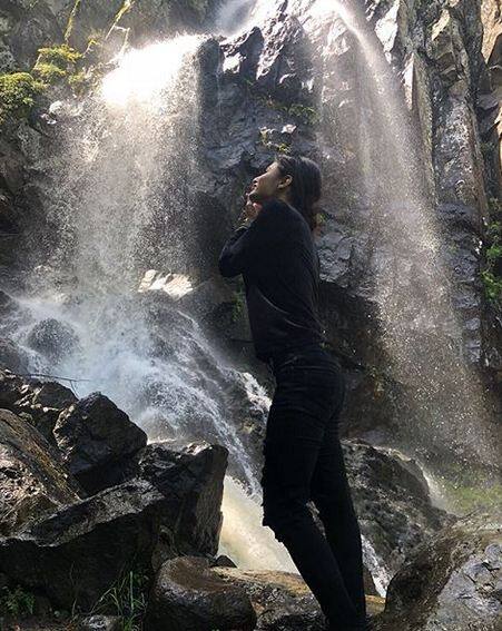दरअसल, मौनी बुल्गारिया में ब्रह्मास्त्र की शूटिंग करने के लिए अपनी टीम के साथ गई हैं. फोटोः इंस्टाग्राम
