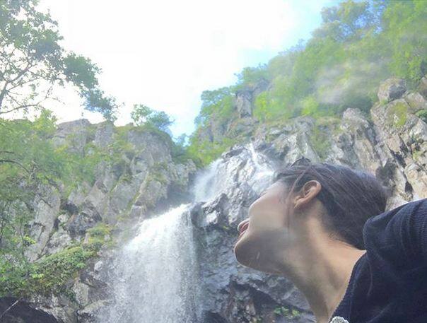  मौनी ने वॉटरफॉल में मस्ती करते हुए कई तस्वीरें इंस्टाग्राम पर शेयर की हैं. फोटोः इंस्टाग्राम