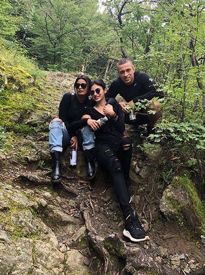 मौनी ने वॉटरफॉल में मस्ती करते हुए कई तस्वीरें इंस्टाग्राम पर शेयर की हैं. फोटोः इंस्टाग्राम  इतना ही नहीं, बुल्गारिया से भी मौनी रॉय लगातार अपनी कई हॉट तस्वीरें इंस्टा पर शेयर कर रही हैं. फोटोः इंस्टाग्राम