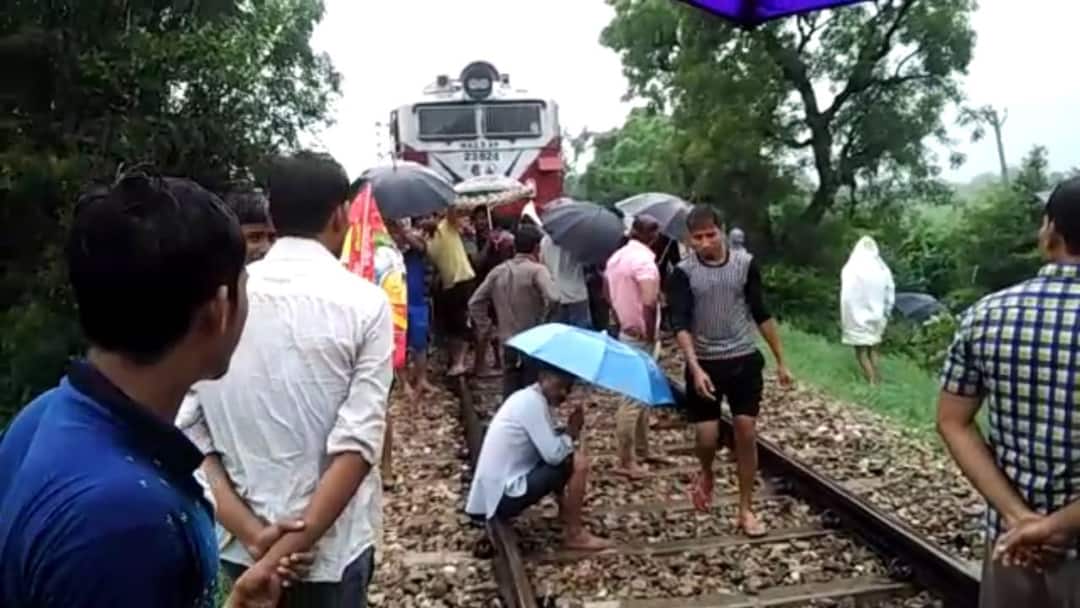 मुआवजे की मांग को लेकर रेलवे ट्रैक पर रखा बच्चे का शव, नौचंदी समेत 3 ट्रेन 4 घंटे खड़ी रहीं child dead body on the railway track demanding compensation in meerut मुआवजे की मांग को लेकर रेलवे ट्रैक पर रखा बच्चे का शव, नौचंदी समेत 3 ट्रेन 4 घंटे खड़ी रहीं