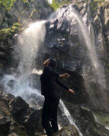 दुनिया के सबसे खूबसूरत वॉटरफॉल के पास एन्जॉंय करती नजर आई ये टीवी एक्ट्रेस