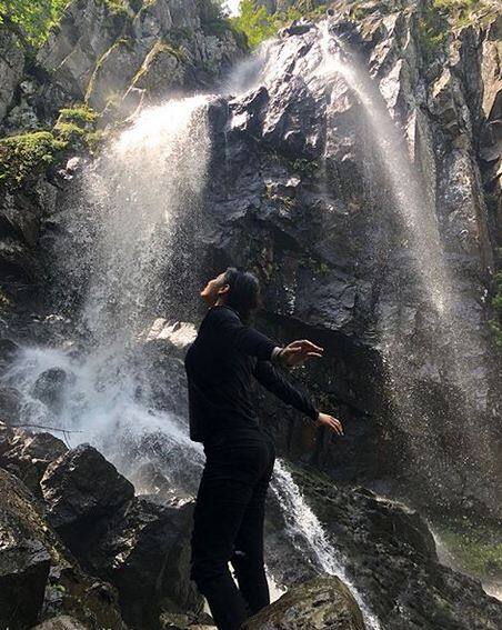 दुनिया के सबसे खूबसूरत वॉटरफॉल के पास एन्जॉंय करती नजर आई ये टीवी एक्ट्रेस दुनिया के सबसे खूबसूरत वॉटरफॉल के पास एन्जॉंय करती नजर आई ये टीवी एक्ट्रेस
