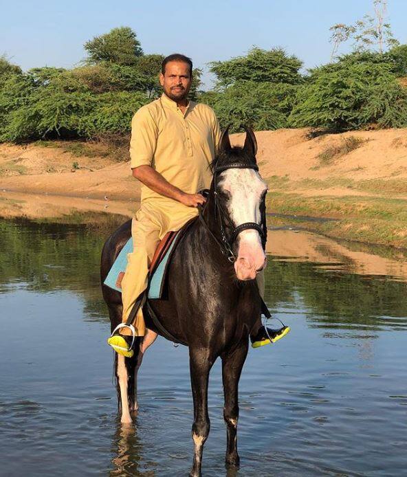 बता दें कि कुछ दिन पहले यूसुफ ने इस तस्वीर को शेयर करते हुए लिखा, 'भले ही वो हमारी भाषा को न समझते हों लेकिन जानवर अक्सर प्यार की भाषा का जवाब देते हैं'. फोटो-इंस्टाग्राम