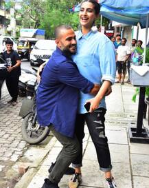 सोनम को गोद में उठाकर रोमांटिक हुए पति आंनद, अब वायरल हो रही हैं तस्वीरें