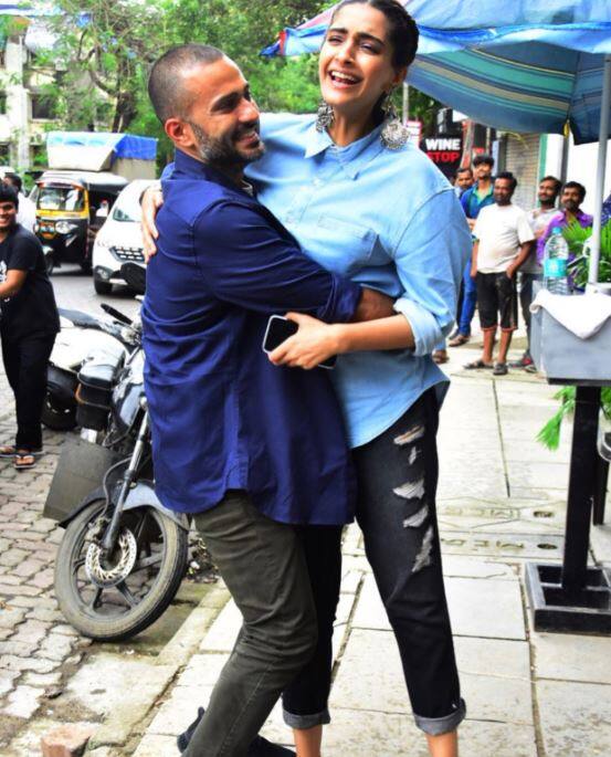 पति के साथ सोनम की ये रोमांटिक तस्वीर सोशल मीडिया पर जमकर वायरल हो रही है. फैंस इसे खूब शेयर कर रहे हैं. फोटो-इंस्टाग्राम 