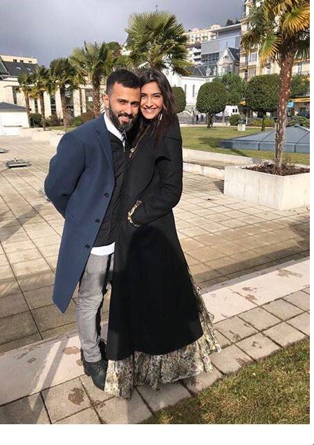 सोनम सोशल मीडिया पर काफी एक्टिव हैं. वहीं उनके चाहने वालों की भी कमी नहीं है. अकेले इंस्टाग्राम पर सोनम को 13.9 मिलियन से ज्यादा लोग फॉलो करते हैं. फोटो-इंस्टाग्राम 