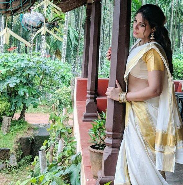 हम आपको बताते हैं आखिर कौन है शकीला? शकीला एक फेमस एक्ट्रेस और मॉडल हैं. 48 साल की एक्ट्रेस शकीला की आखिरी बार साल 2015 तमिल कॉमेडी फिल्म 'सकालकाल वल्लवन' में नजर आई थीं. फोटो-इंस्टाग्राम