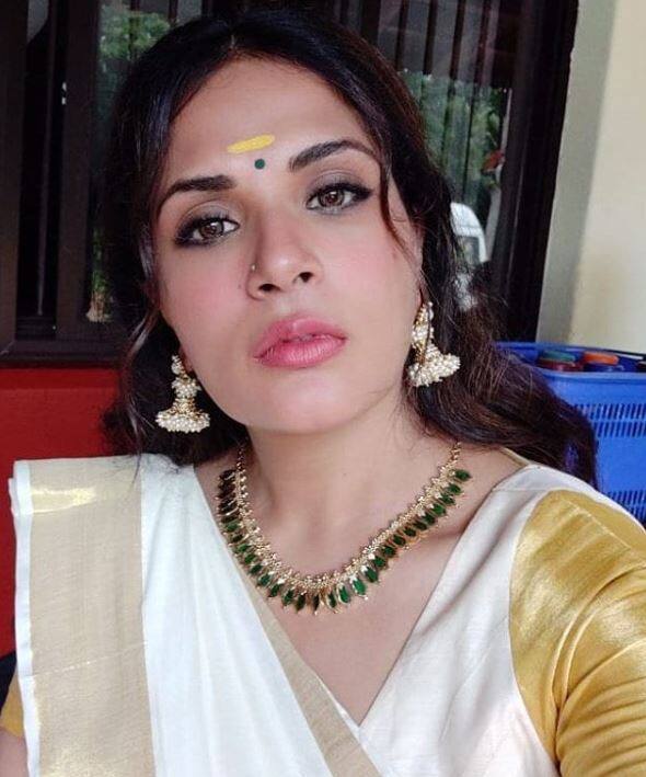 शकीला के जीवन पर  आधारित फिल्म बनने जा रही है. इस फिल्म में इंडियन एक्ट्रेस ऋचा चड्ढा शकीला का किरदार निभाएंगी. वहीं कन्नड़ फिल्म मेकर इंद्रजीत लंकेश इस फिल्म का निर्देशन करेंगे,  लेकिन क्या आप जानते हैं कौन थी शकीला?  फोटो-इंस्टाग्राम