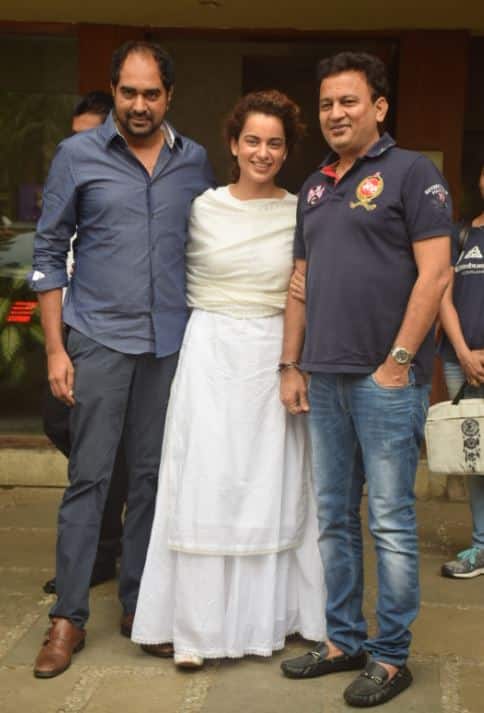 इस बीच शनिवार को वो मुंबई में उस वक्त कैमरे के सामने आईं जब मणिकर्णिका के प्रोड्यूसर के ऑफिस से बाहर निकल रही थीं. फोटो-मानव मंगलानी