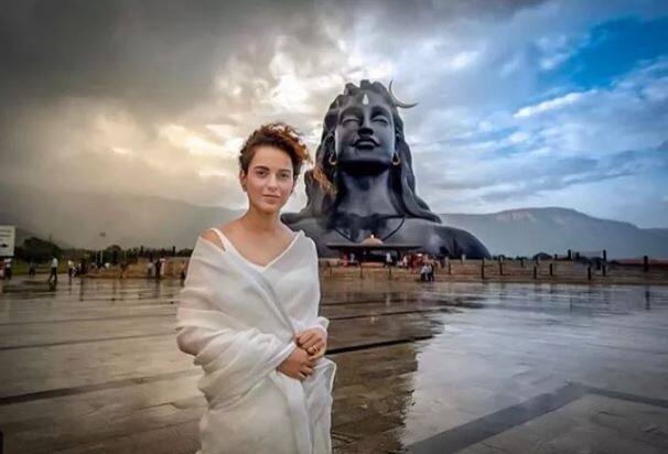 गुरुवार को ही कंगना कोयंबटूर घूमने गई थीं. इस दौरान उन्होंने मशहूर आदियोगी शिव स्टैच्यू के साथ भी तस्वीर खिंचवाई. फोटो-मानव मंगलानी