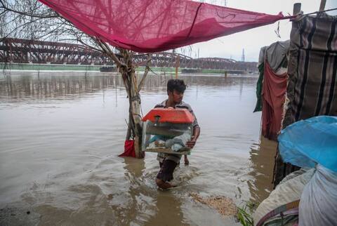 बारिश का कोहराम: यूपी में 24 घंटों में 5 की मौत, देशभर में 539 ने गंवाई जान, दिल्ली में अलर्ट बारिश का कोहराम: यूपी में 24 घंटों में 5 की मौत, देशभर में 539 ने गंवाई जान, दिल्ली में अलर्ट