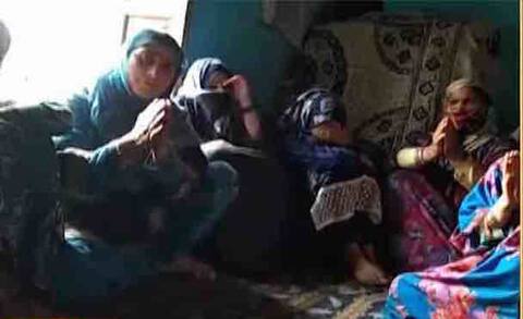 J&K: त्राल से अगवा पुलिस जवान को आतंकियों ने छोड़ा, परिवार ने की थी अपील J&K: त्राल से अगवा पुलिस जवान को आतंकियों ने छोड़ा, परिवार ने की थी अपील