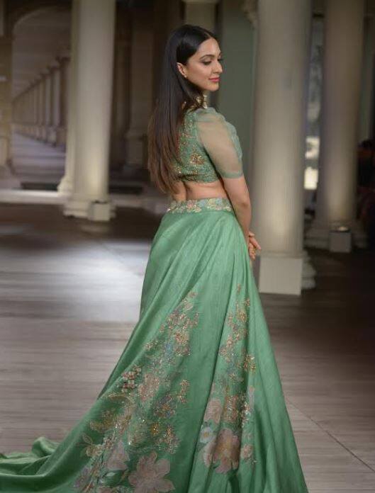 एक्ट्रेस कियारा आडवाणी से पहले एक्ट्रेस करीना कपूर, कंगना रनौत और अदिती राव हैदरी भी इंडिया कुटूर वीक में ट्रेडिशनल लुक में जलवे बिखेर चुकी हैं. फोटो-मानव मंगलानी