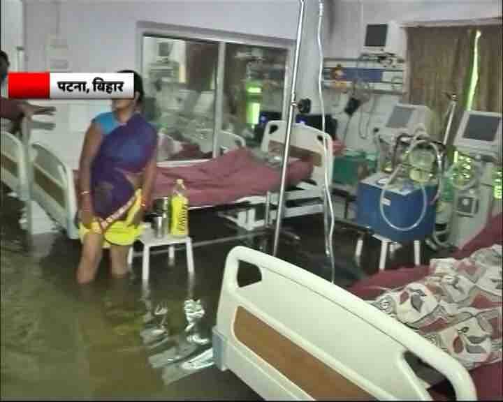 कुछ ऐसा ही हाल पटना के नालंदा मेडिकल कॉलेज एंड हॉस्पिटल का है. जहां बरिश मरिजों के लिए कहर बन गई है. 