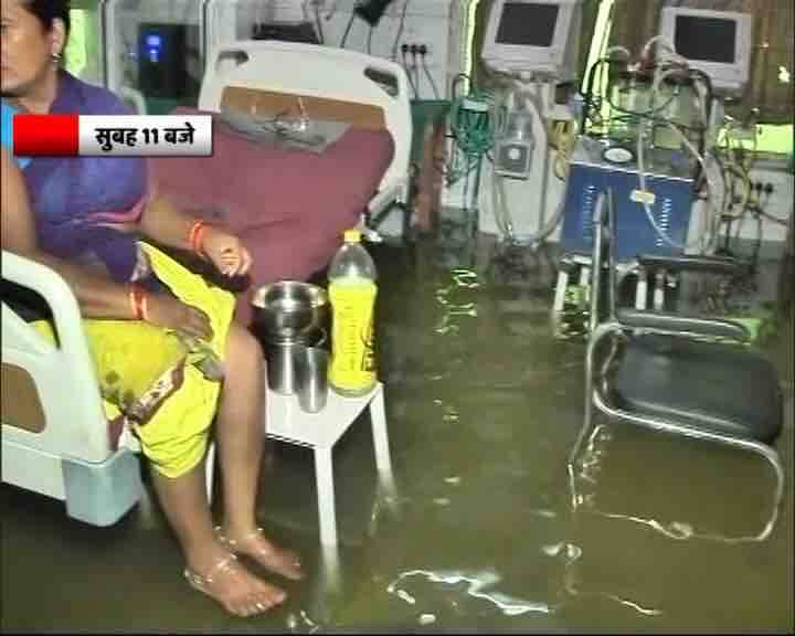 अस्पताल का कोई हिस्सा ऐसा नहीं है जो घुटने तक पानी में न डूबा हुआ हो. आईसीयू समेत अस्पताल के सभी वॉर्ड्ज़ में पानी भर चुका है जिसकी वजह से यहाँ भर्ती मरीज़ों को काफ़ी परेशानी हो रही है, आईसीयू की मशीनें काम नहीं कर रही, 