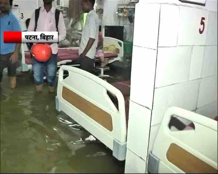 अस्पताल में भरा हुआ गंदा पानी मरीज़ों के लिए परेशानी का सबब बन सकते हैं, अस्पताल में बाढ़ सी स्थिति बन चुकी है और सबसे ख़तरनाक मेडिकल इक्विप्मेंट का इस तरह से खुले पानी में बहना जो किसी के भी सम्पर्क में आकर उन्हें बीमार कर सकते हैं. 