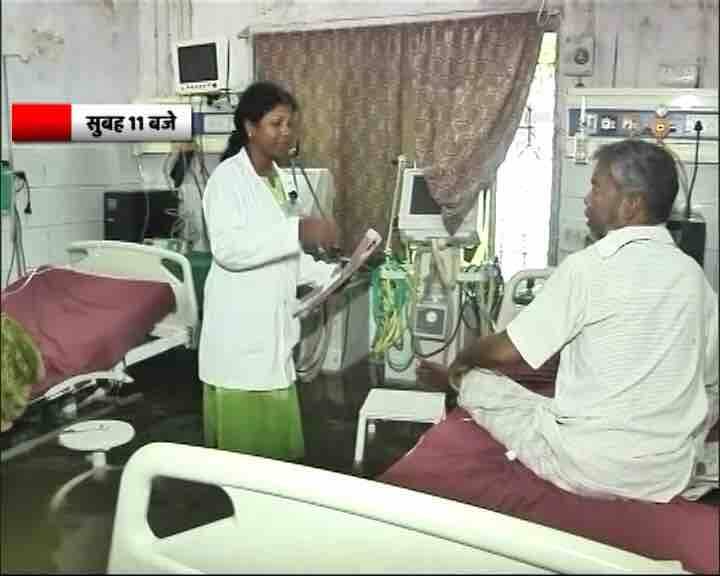मरीज़ों के परिजनों का कहना है कि अस्पताल में वॉटर पम्प लगा हुआ है लेकिन वो पर्याप्त मात्रा में पानी बाहर नहीं निकाल पा रहा है. 