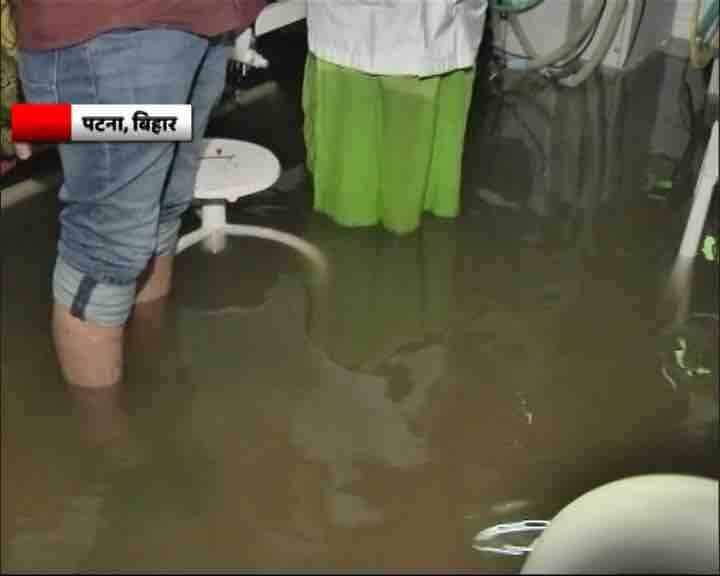 नालंदा मेडिकल कॉलेज एंड हॉस्पिटल की इन तस्वीरों को देखकर आप खुद भी अंदाजा लगा सकते हैं कि बरिश के पानी से मरीजों किस हद तक परेशान होंगे. 