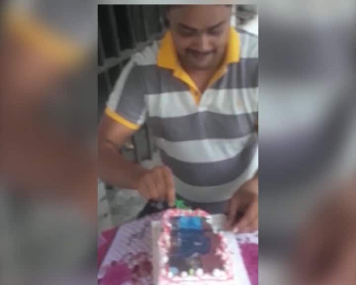फैजाबाद की जेल में कैदी के बर्थडे मनाने का वीडियो वायरल