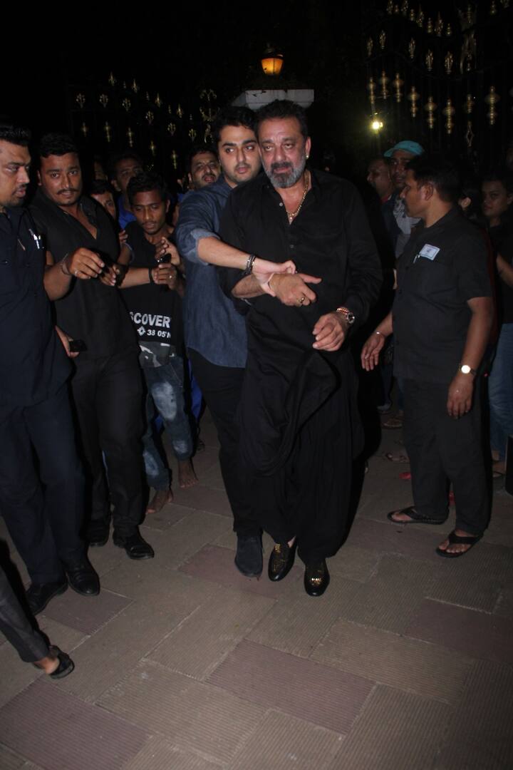 संजय दत्त को जन्मदिन की बधाई देने और उनकी एक झलक पाने के लिए के लिए काफी सारे फैंस उनके घर के बाहर ही मैजूद थे.  (तस्वीर: मानव मंगलानी)