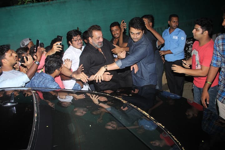 तस्वीरों में आप देख सकते हैं कि अपने बीच संजय दत्त को देखकर उनके फैंस कितने उत्साहित हो गए.  (तस्वीर: मानव मंगलानी)