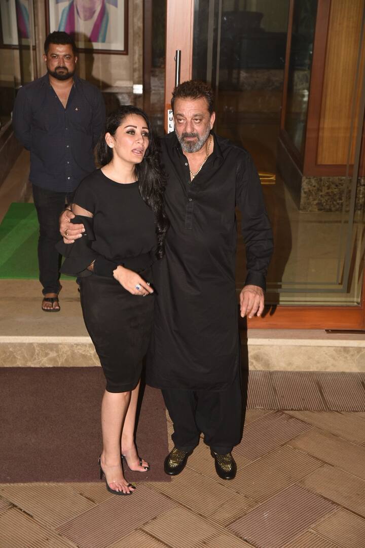 मान्यता और संजय दत्त दोनों ही ब्लैक कलर के आउटफिट्स में काफी हॉट कपल लग रहे थे. (तस्वीर: मानव मंगलानी)