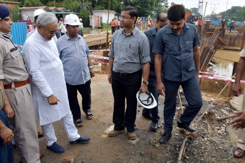 पटनाः बेली रोड पर सड़क धंसने से मचा हड़कंप, सीएम नीतीश कुमार ने किया निरीक्षण