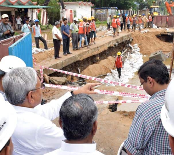 पटनाः बेली रोड पर सड़क धंसने से मचा हड़कंप, सीएम नीतीश कुमार ने किया निरीक्षण