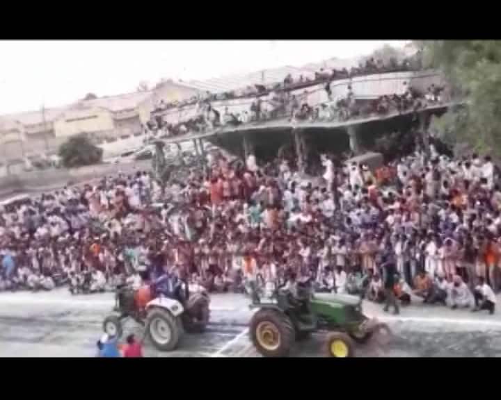 Accident in Shriganganagar of Rajasthan, tin shade collapse during tractor race, 22 injured राजस्थान के श्रीगंगानगर में बड़ा हादसा, ट्रैक्टर रेस के दौरान दर्शकों पर गिरा टिन शेड, 22 लोग जख्मी