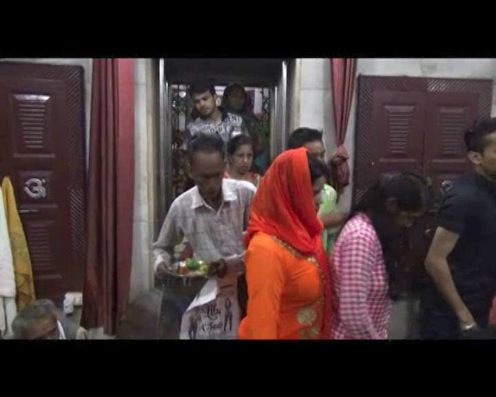 भक्त भगवान शिव और माता पार्वती की पूजा-अर्चना करते हैं. मान्यता है कि सावन के सोमवार को व्रत रखने से सौभाग्य की प्राप्ति होती है और कुवांरी लड़कियों को अच्छा वर मिलता है.