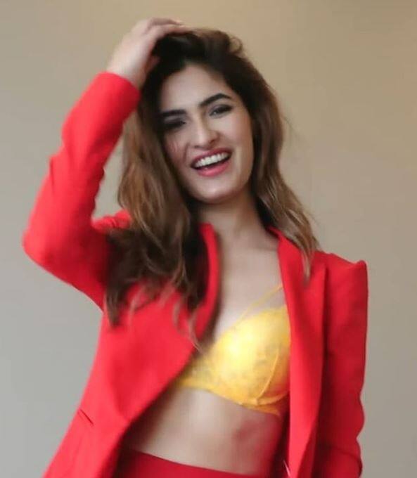 तस्वीरों में रेड और येलो कलर के आउटफिट में करिश्मा काभी खूबसूरत नजर आ रही हैं.