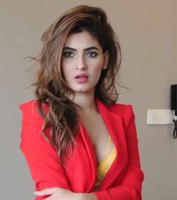  इस वेब सीरीज में सीरियल 'पवित्र रिश्ता' और 'ये है मोहब्बतें' से लाइमलाइट में आने वाली करिश्मा शर्मा का लुक उनके फैंस को काफी लुभा रहा है.