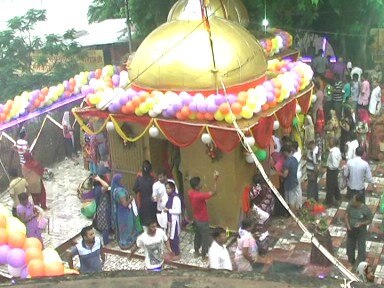 crowd on lord shiva temples in allahabad इलाहाबाद: रिमझिम फुहारों के बीच शिव मंदिरों में उमड़ी श्रद्धालुओं की भीड़