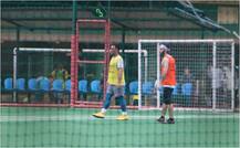 Photos: ह्यूमैनिटी के लिए फुटबॉल मैदान पर उतरे क्रिकेटर धोनी और बॉलीवुड स्टार अभिषेक बच्चन