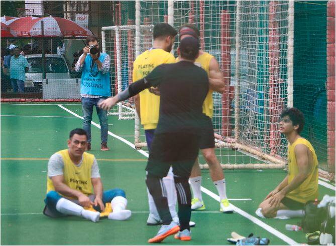 कहा जाता है, यही वजह है कि धोनी आज भी फुटबाल खेलने का मौका ढूंढते हैं. फोटो-मानव मंगलानी