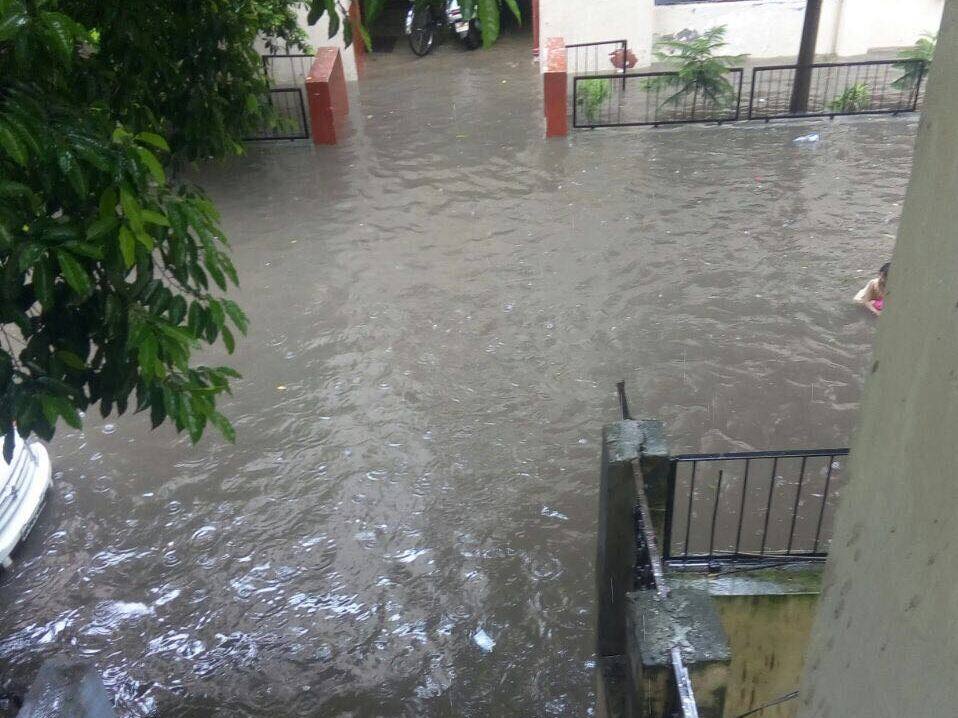 यूपी भर में भारी बारिश, मंत्रियों के घरों में भी घुसा पानी, तलैया बने वीआईपी आवास heavy rain in uttar pradesh, water logging in ministers house यूपी भर में भारी बारिश, मंत्रियों के घरों में भी घुसा पानी, तलैया बने वीआईपी आवास