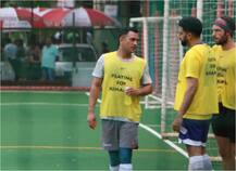 Photos: ह्यूमैनिटी के लिए फुटबॉल मैदान पर उतरे क्रिकेटर धोनी और बॉलीवुड स्टार अभिषेक बच्चन