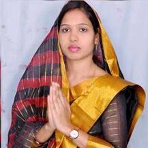 हमीरपुर: बीजेपी महिला विधायक के मंदिर में दर्शन के बाद ग्रामीणों ने गंगा जल से करवाया \'शुद्धीकरण\'