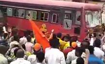 मराठा आरक्षण: पुणे में उग्र भीड़ ने 10 बसों में की आगजनी और तोड़फोड़, चाकन में धारा 144 लागू