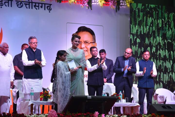 कंगना के छत्तीसगढ़ दौरे की ये तस्वीरें उनके ट्विटर हैंडल से पोस्ट की गई हैं. (तस्वीर: टीम कंगना रनौत, ट्वीटर)