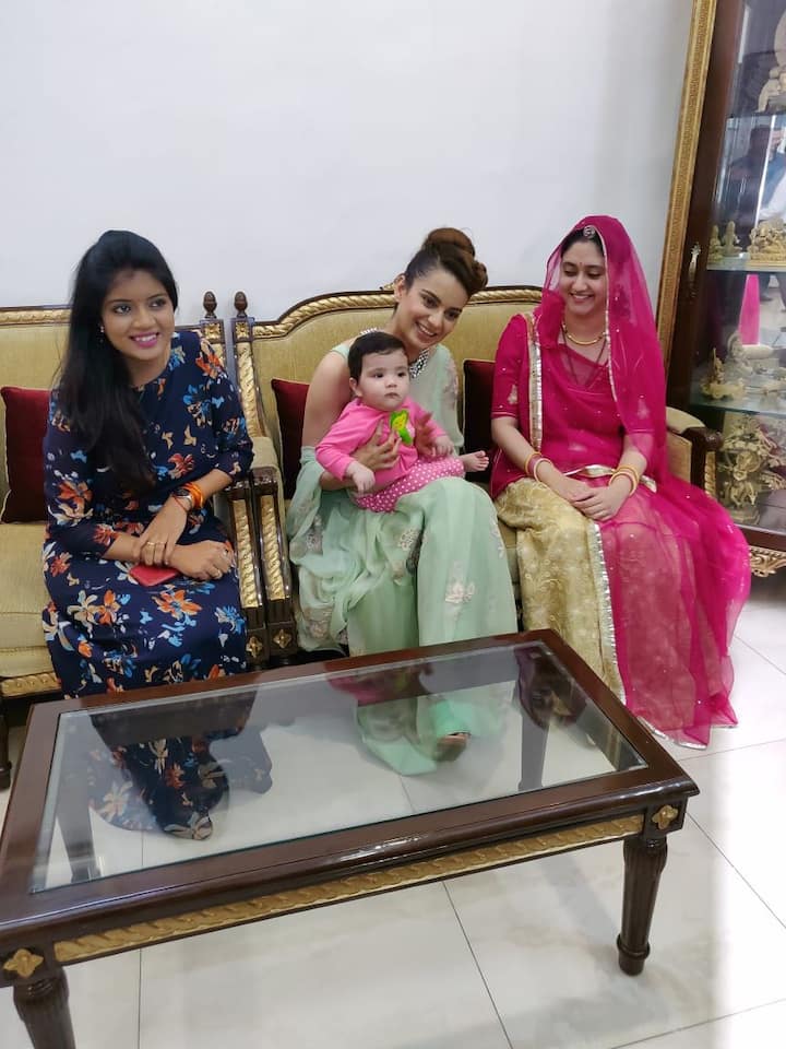 कंगना रनौत ने सीएम रमण सिंह की पत्नी, बेटी और बहू से मुलाकात की. (तस्वीर: टीम कंगना रनौत, ट्वीटर)